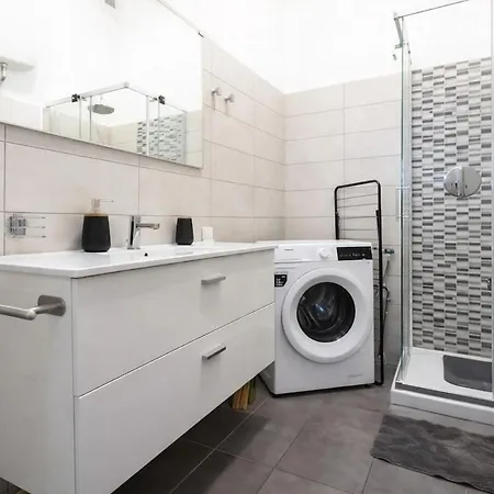Domus Tiziano 30 Meters From The C Line Apartament